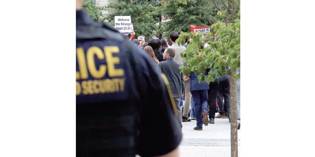 LAS CORTES de inmigración en EU dependen
del Ejecutivo y no del sistema judicial,
lo que permitió a la Administración Trump
despedir a más de 100 jueces.