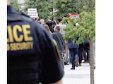 LAS CORTES de inmigración en EU dependen
del Ejecutivo y no del sistema judicial,
lo que permitió a la Administración Trump
despedir a más de 100 jueces.