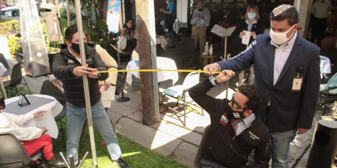 El alcalde Víctor Romo verificó que se cumpliera con la distancia entre mesas.
