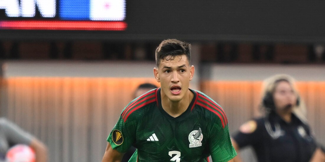 César Montes conduce el balón durante un juego de la Selección Mexicana en la pasada Copa Oro.