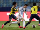 Lionel Messi conduce el esférico en el Argentina vs Ecuador, el último duelo de cuartos de final de la Copa América 2021.