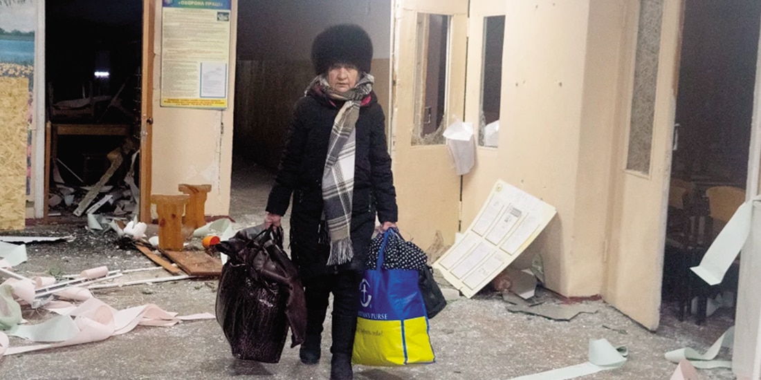 Una residente abandona su casa tras un ataque rusos en Jarkov, el 24 de enero.