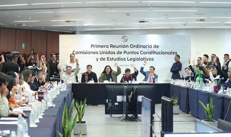 Votación en comisiones unidas del Senado de la República, ayer.