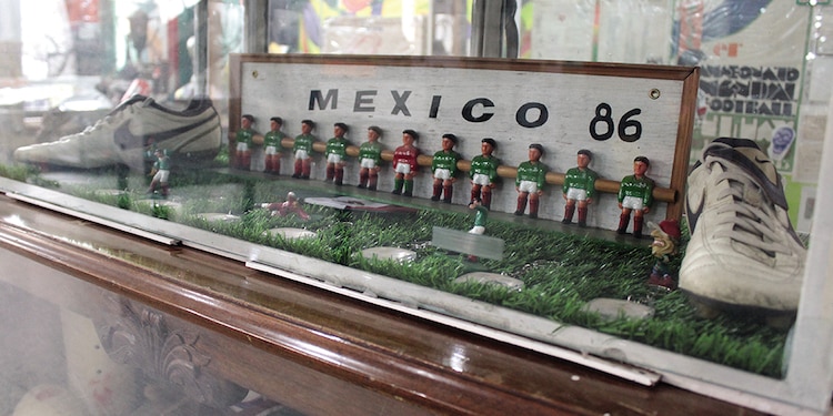 JUGADORES de un futbolito de juguete.