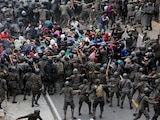 Migrantes que viajan rumbo a Estados Unidos se enfrentaron contra soldados y policía civil de Guatemala.