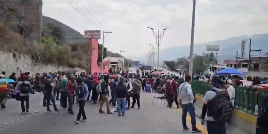 Previo a megapuente de marzo, bloquean Autopista del Sol.