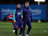 Lionel Messi y Ronald Koeman durante un entrenamiento del Barcelona la campaña pasada.