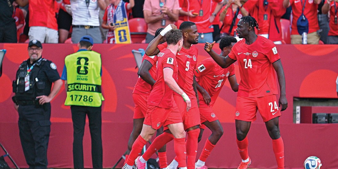 JUGADORES canadienses celebran el viernes pasado