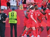 JUGADORES canadienses celebran el viernes pasado
