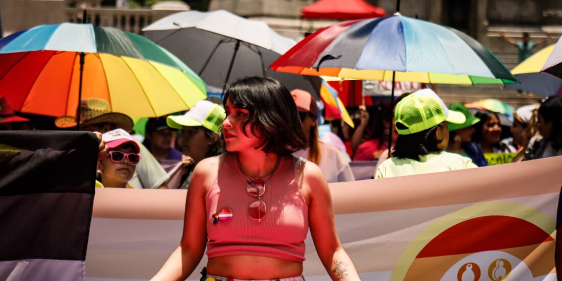 "Marcha lencha" toma Paseo de la Reforma.