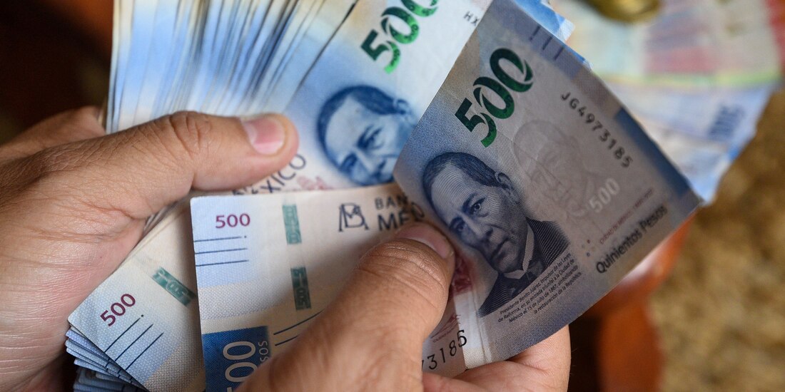 Se contraen ingresos por bienes y servicios del comercio al mayoreo.