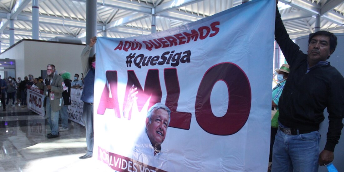 Asistentes promueven la participación en la consulta de revocación, en el nuevo aeropuerto, ayer.