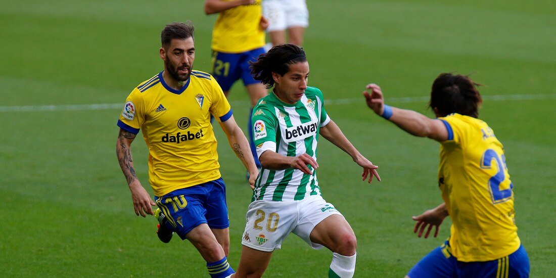 Diego Lainez maneja el balón en un duelo del Betis de LaLiga de España