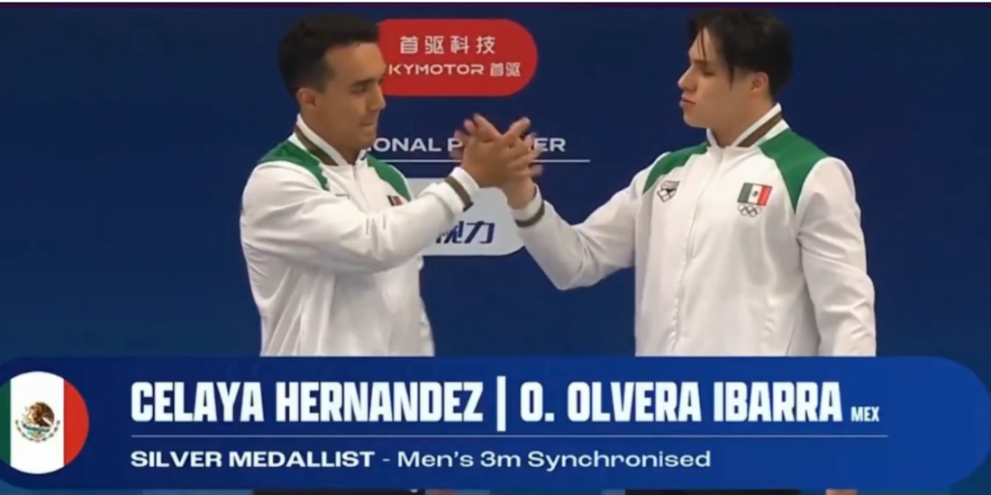 Osmar Olvera y Juan Celaya celebran su medalla de plata en el podio.