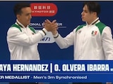 Osmar Olvera y Juan Celaya celebran su medalla de plata en el podio.