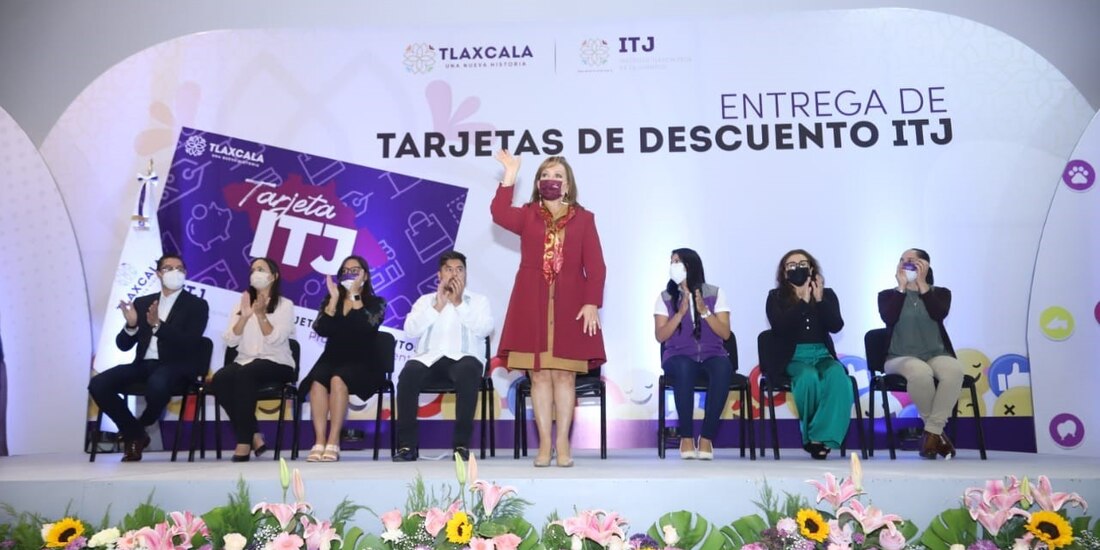 La gobernadora de Tlaxcala durante la entrega de tarjetas de descuento, ayer.