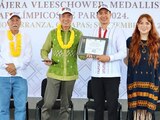 Rutilio Escandón devela placa en honor al medallista Luis Mario Nájera.