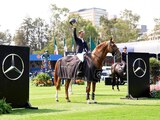 El francés Simon Delestre lidera el podio en la segunda prueba CSI 5*, el viernes 12 de abril, en el Longines Global Champions Tour México 2024 en Campo Marte