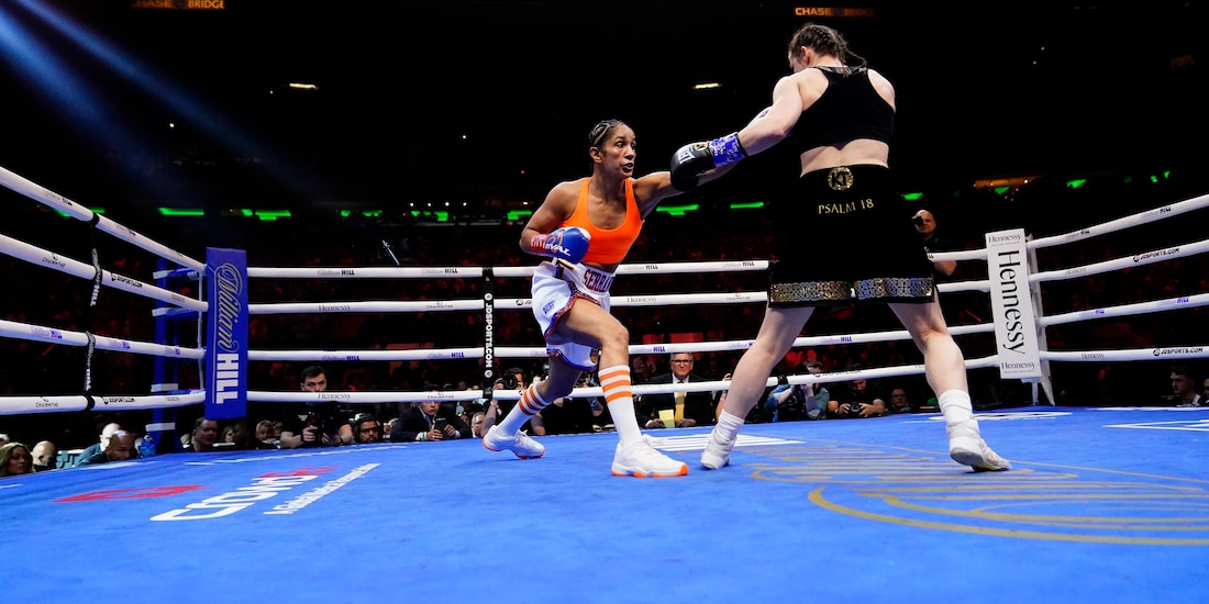 Amanda Serrano conecta a Katie Taylor durante su pelea de box.