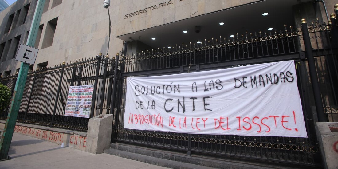 Integrantes de la CNTE mantienen un cerco afuera de las instalaciones de la Secretaría de Gobernación.