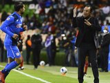 Juan Reynoso da indicaciones durante el juego entre Cruz Azul y León, en la Jornada 4 de la Liga MX, el pasado 7 de febrero.