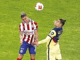 Chicote y Sánches pelean el balón en el último clásico nacional.