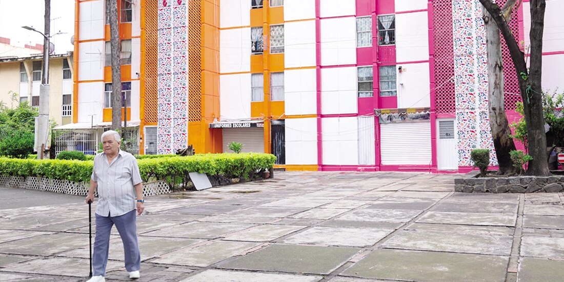 Un adulto camina frente a la renovada Unidad Infonavit Iztacalco, ayer.