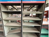 No solamente esta área está vacía, sino que también el anaquel está dañado.