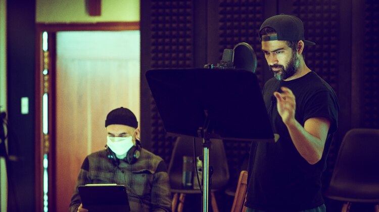 Hari Sama (izq.) y Alfonso Herrera durante las grabaciones.