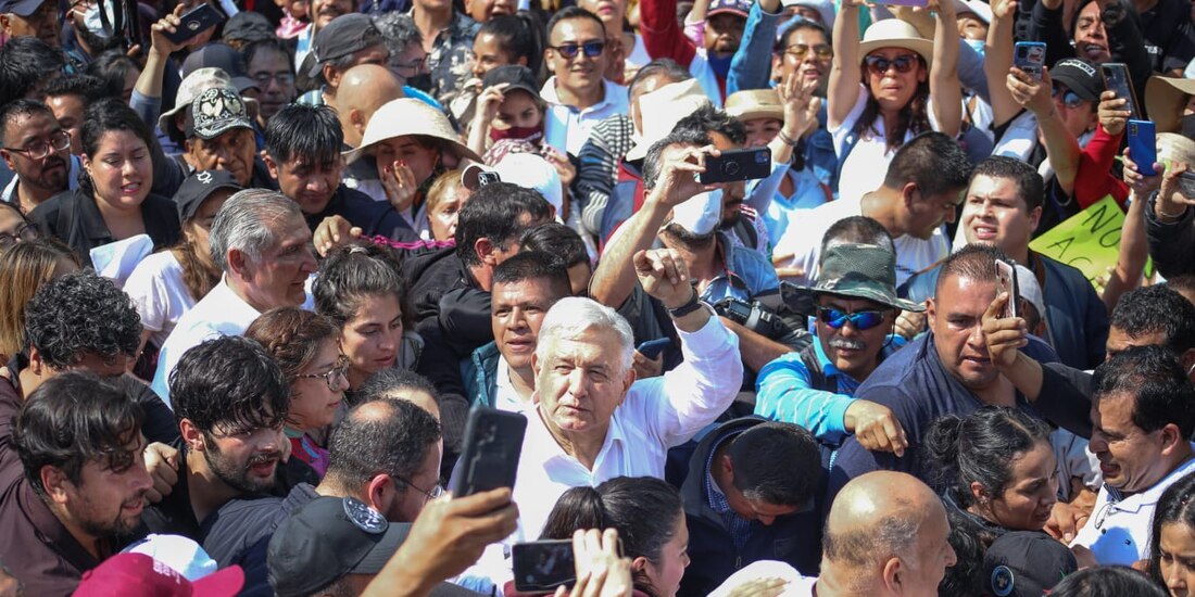 El Presidente Andrés Manuel López Obrador avanza lento hacia el Zócalo de la Ciudad de México