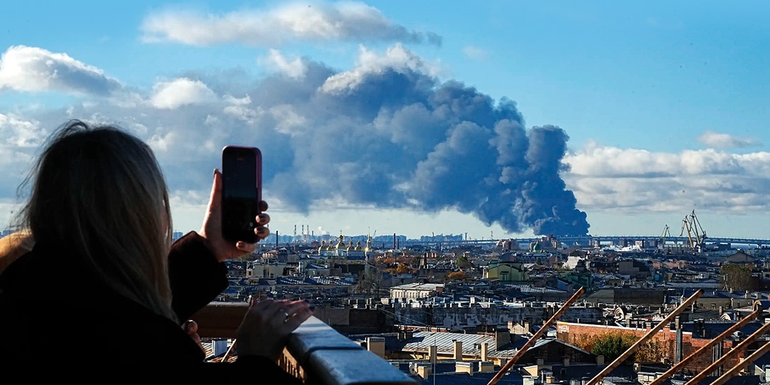 UNA COLUMNA de humo se observa tras las ofensivas con drones ucranianos en San Petersburgo, ayer.