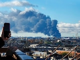 UNA COLUMNA de humo se observa tras las ofensivas con drones ucranianos en San Petersburgo, ayer.