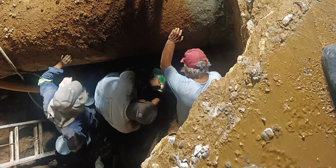 Trabajadores de la Segiagua en al reparación de la tubería, ayer.