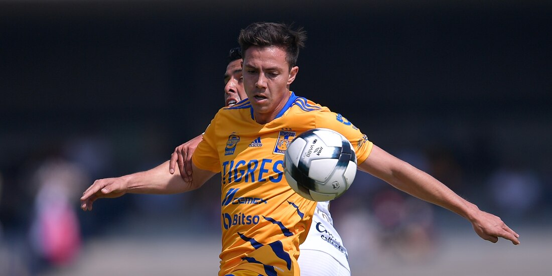 Sebastián Córdova durante un partido con Tigres, equipo que le ganó la partida a Chivas en el fichaje del exjugador del América.