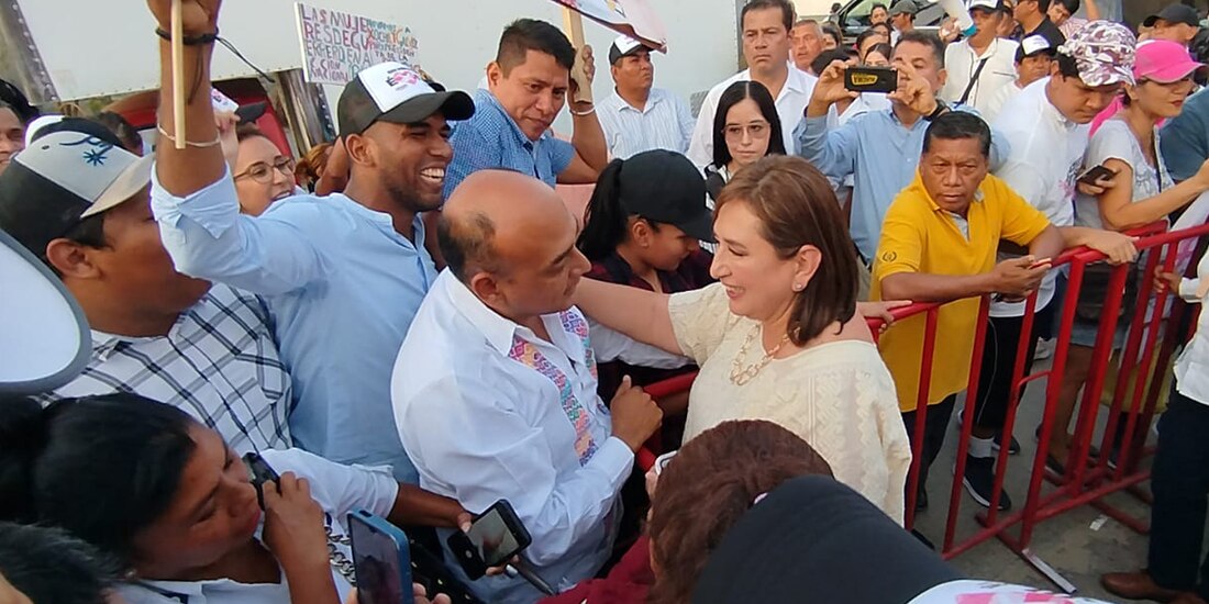 Xóchitl Gálvez y el diputado de Guerrero, Rafael Navarrete Quezada, ayer.