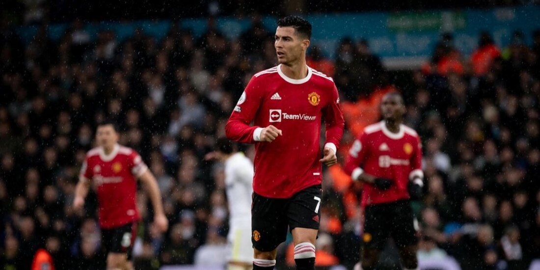 Cristiano Ronaldo en un duelo con el Manchester United.