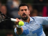 Novak Djokovic devuelve ante Juan Martín Del Potro durante un partido de exhibición