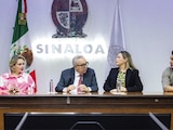 EL MANDATARIO estatal, ayer, con integrantes de su equipo de trabajo, en Palacio de Gobierno
