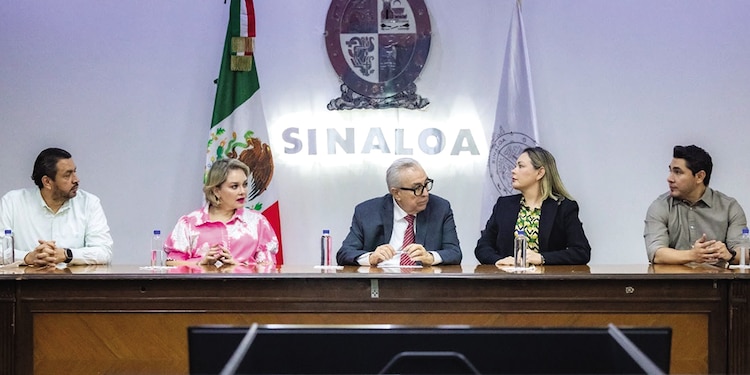 EL MANDATARIO estatal, ayer, con integrantes de su equipo de trabajo, en Palacio de Gobierno