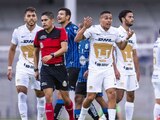 Jugadores de Pumas, molestos por una decisión arbitral en su partido contra Querétaro el pasado 14 de agosto en duelo de la Fecha 5 de la Liga MX.