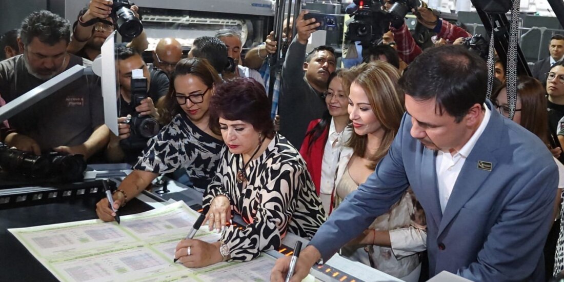 Autoridades del IECM durante el inicio de la impresión de boletas, el viernes.