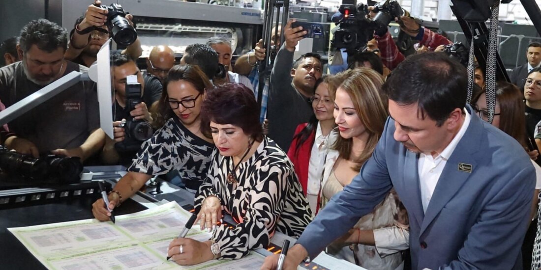 Autoridades del IECM durante el inicio de la impresión de boletas.