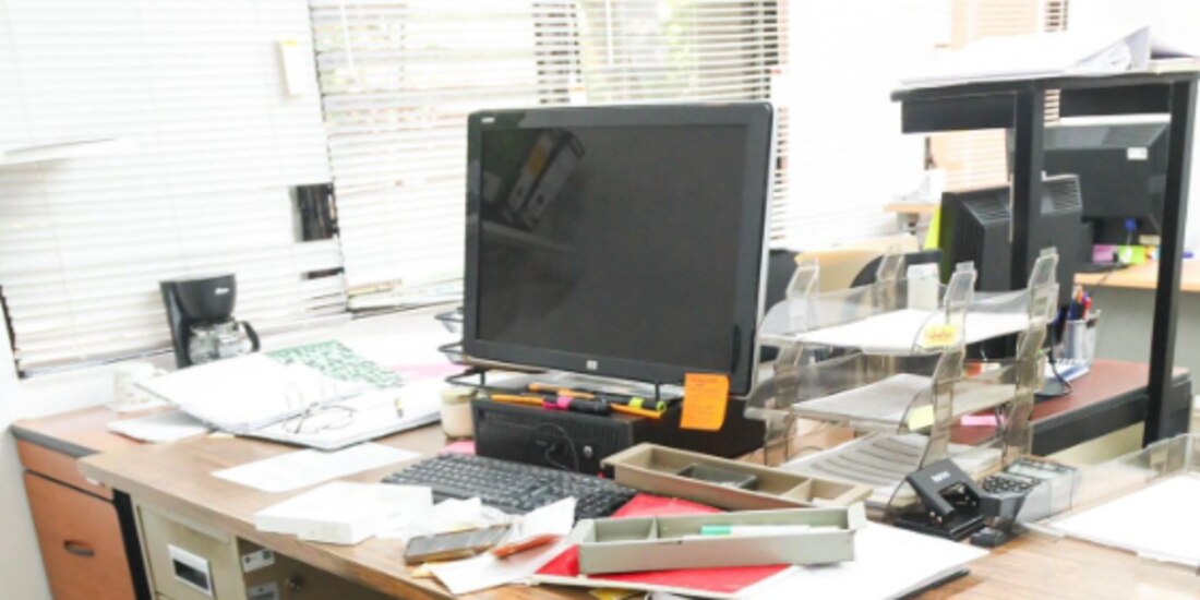 Los sospechosos revisaron documentos, el sábado.