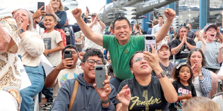 Un grupo sigue el retorno de la misión.