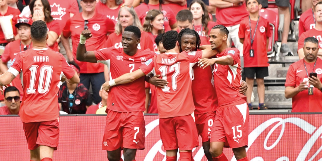 LOS FUTBOLISTAS suizos celebran, ayer, en Vancouver