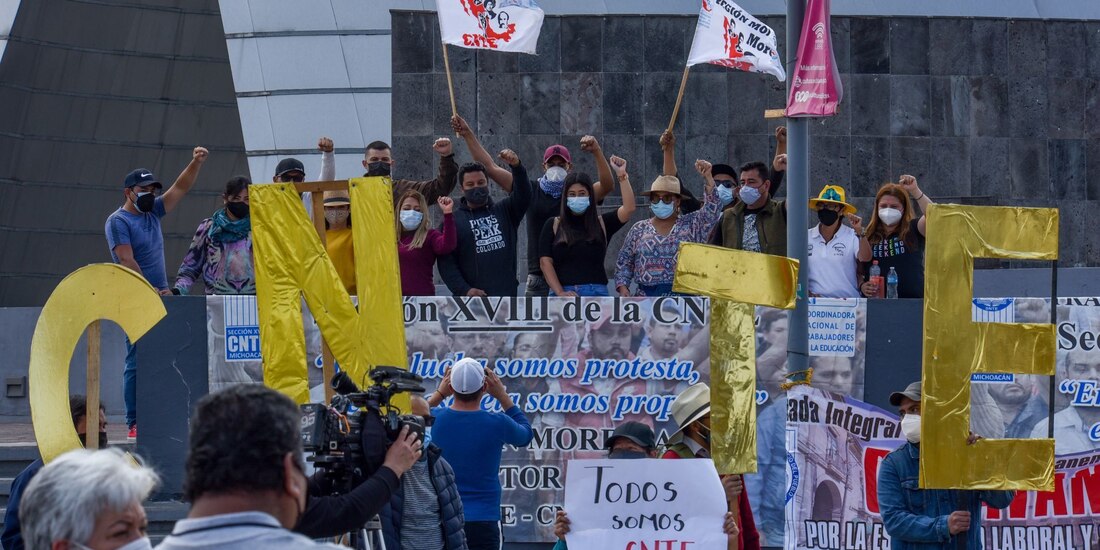 Integrantes de la CNTE de Michoacán, en su paso por la ciudad de Toluca como parte de la Caravana por la Estabilidad Laboral y Salarial, misma que bloqueó esta noche Paseo de la Reforma
