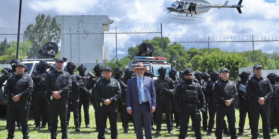 Al centro de la imagen el Gobernador constitucional.
