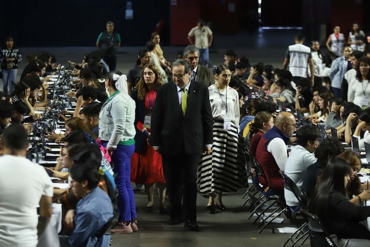 El rector de la UNAM, Leonardo Lomelí Vanegas, supervisó el examen de control en la CDMX.