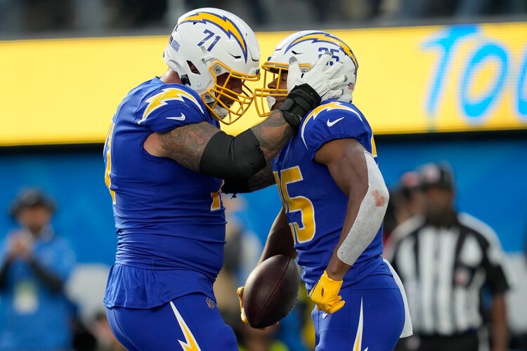 Matt Feiler y Joshua Kelley festejan un touchdown de los Chargers contra los Titans, en la Semana 15 de la NFL, el pasado 18 de diciembre.