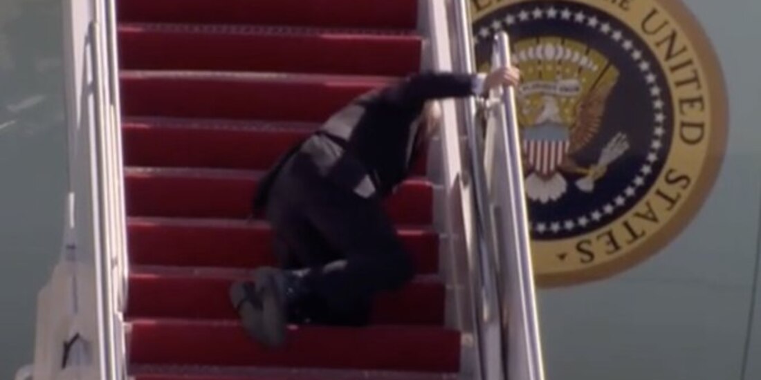 El presidente de los Estados Unidos, Joe Biden, sufrió una mientras subía las escaleras para abordar el Air Force One.